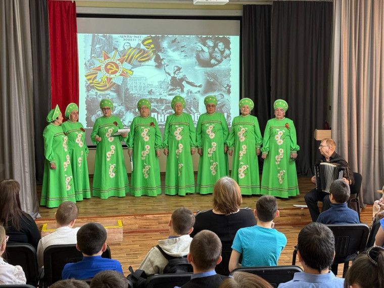 Песни Победы с ансамблем "Куйбышевские ромашки".